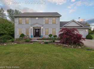 160 Mill Oaks Ln, Holly, MI 48442