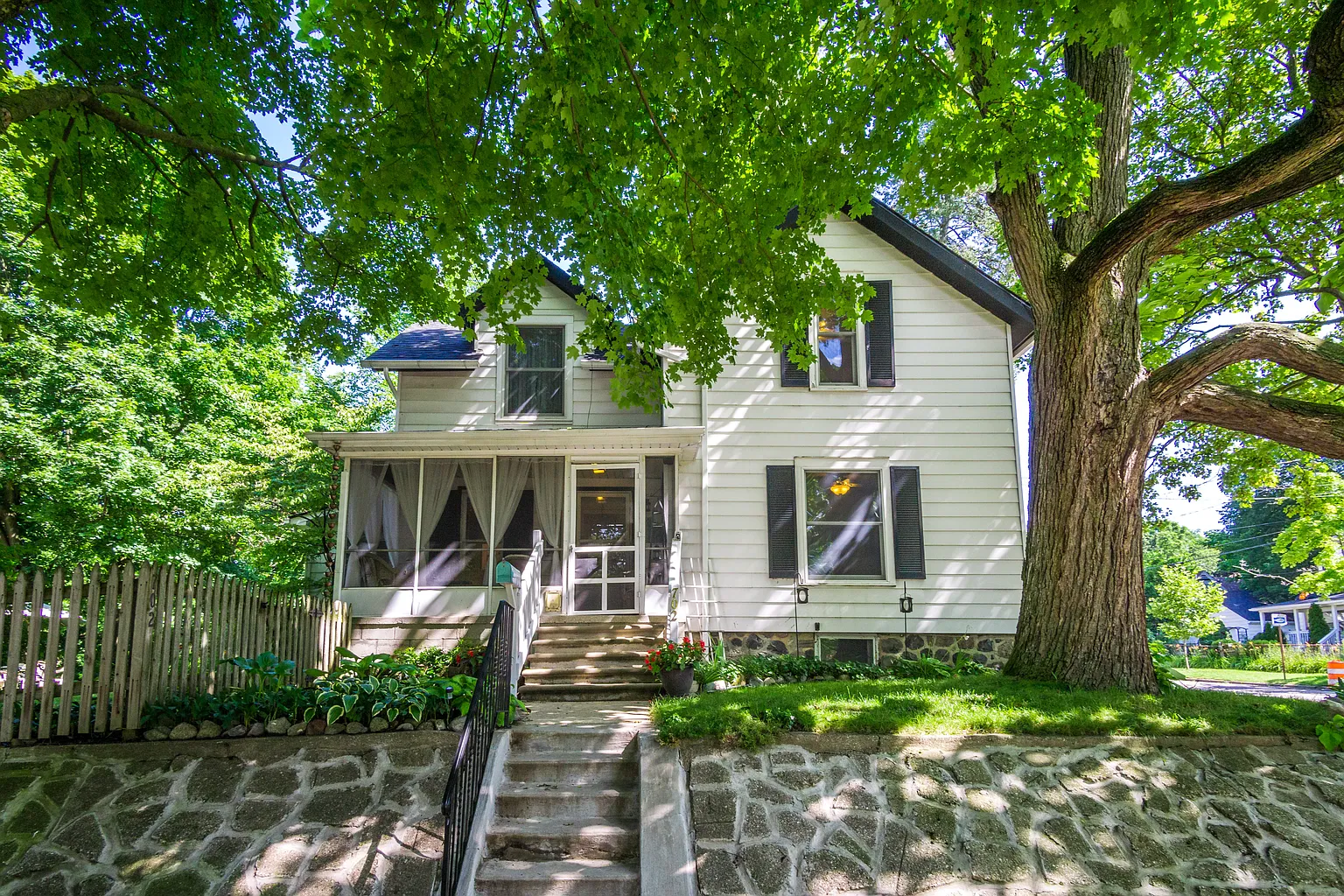 702 Pearl St photo 1