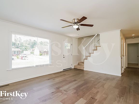 3rd image of 380 Louise Ln