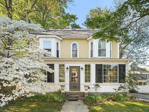 3rd image of 53 Lake St