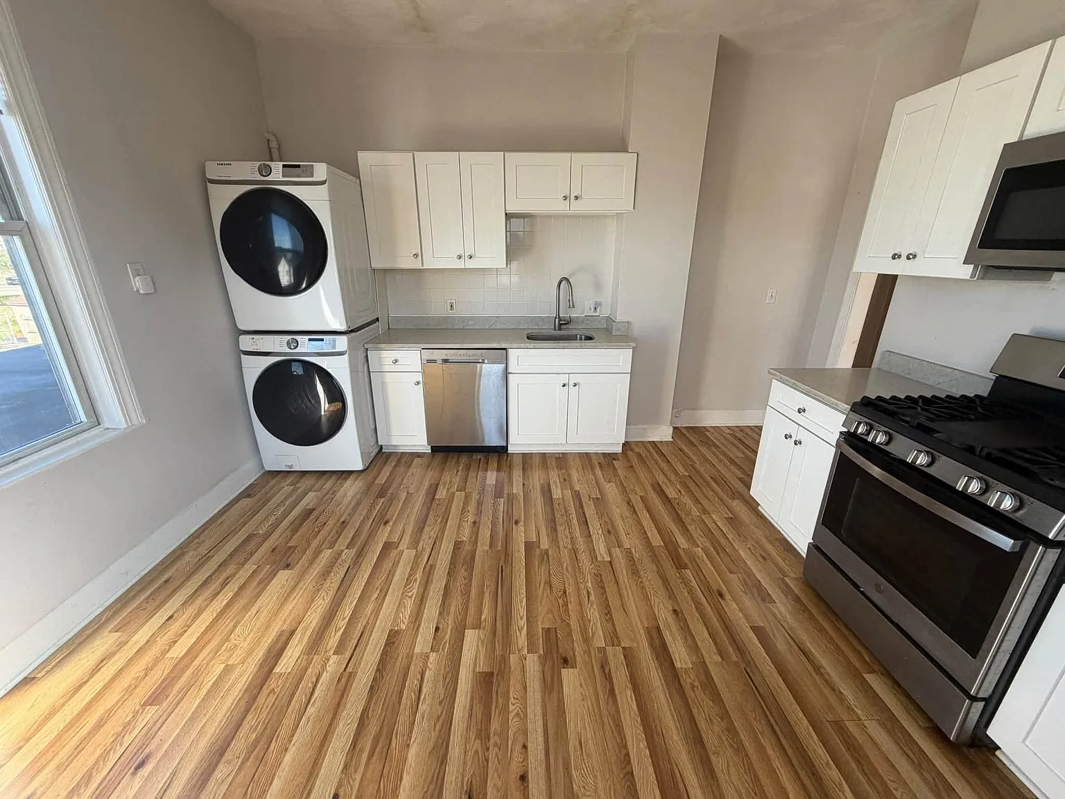 3 bed, 999 sqft, $2,800 — Photo 2