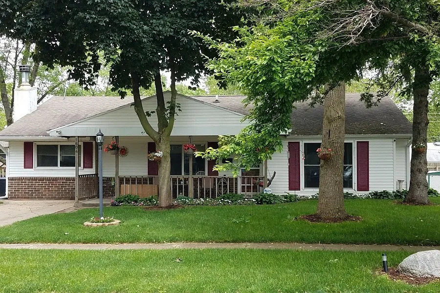 1604 Lincolnwood Dr photo 1