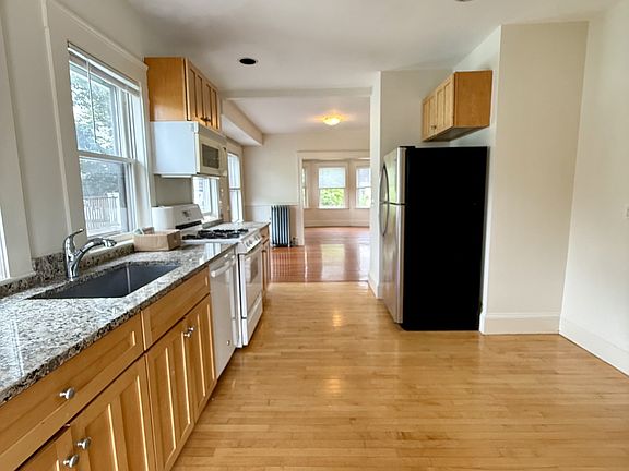 2nd image of 68 Putnam St #2