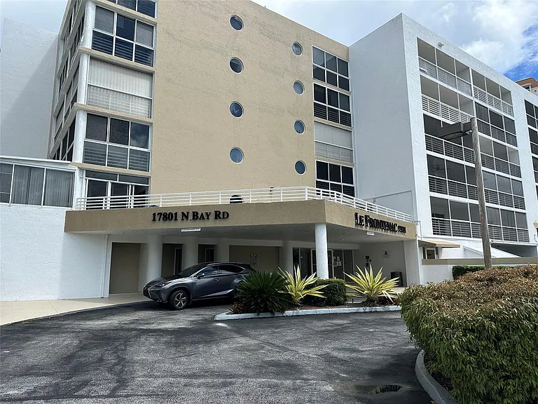17801 N Bay Rd #212 — Photo 43
