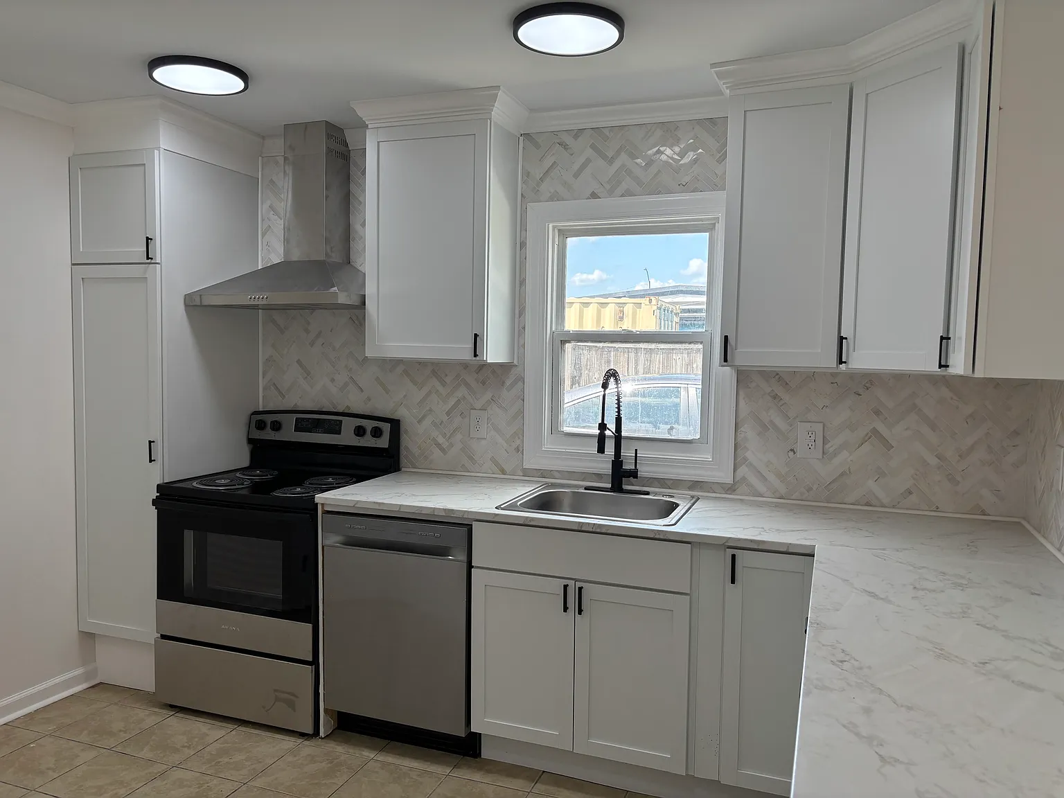 3 bed, $2,200 — Photo 2