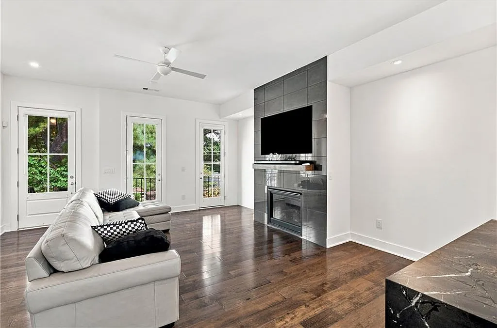 3 bed, 3.5 bath, 2412 sqft, $4,900 — Photo 4