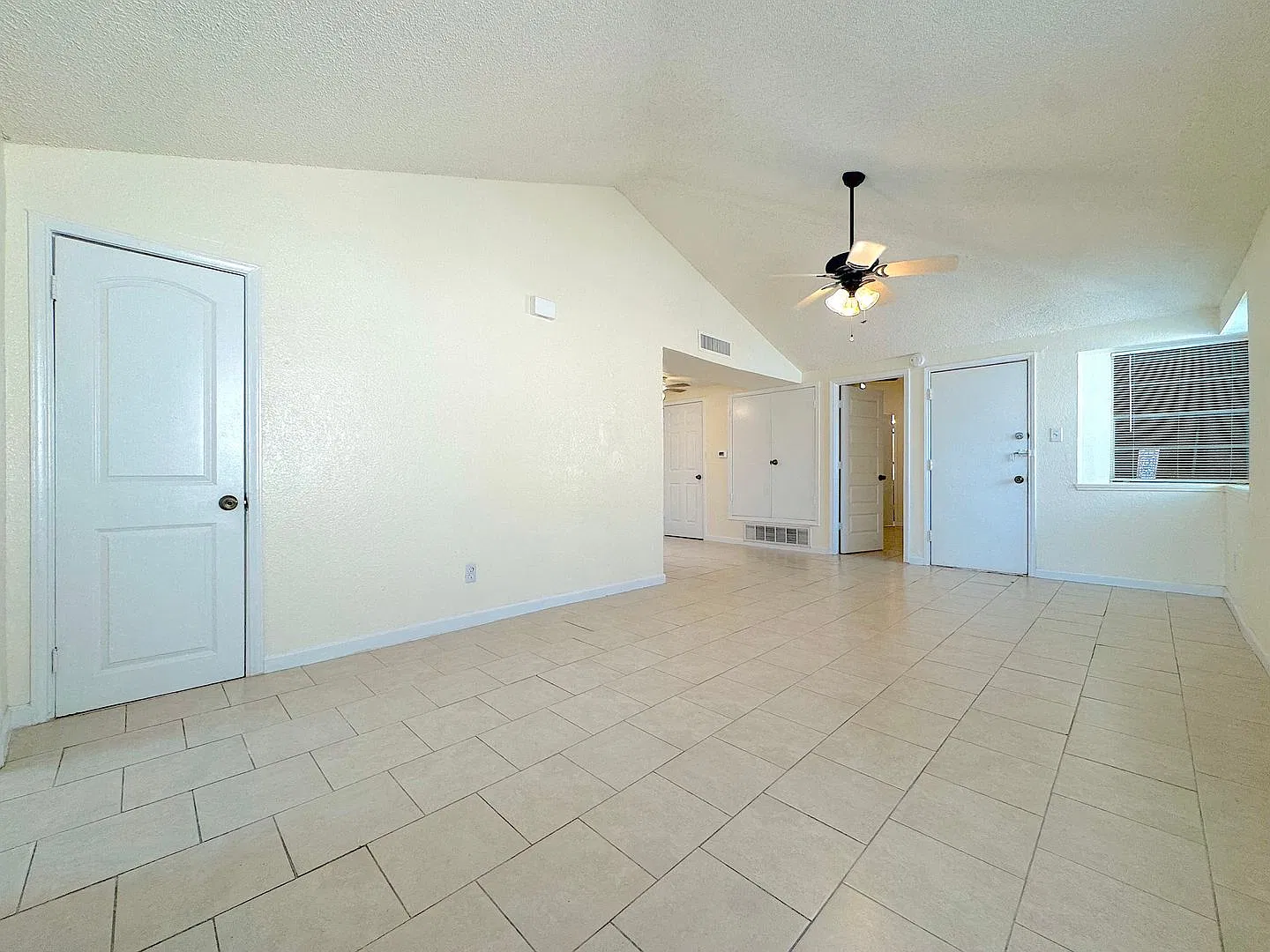Refrig A/C 2bed/2bath Duplex with Bonus Room! — Photo 4