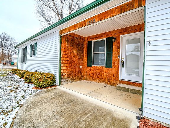 4th image of 1368 Beach Dr