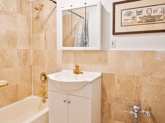 5th image of 142 E 49th St #3DD