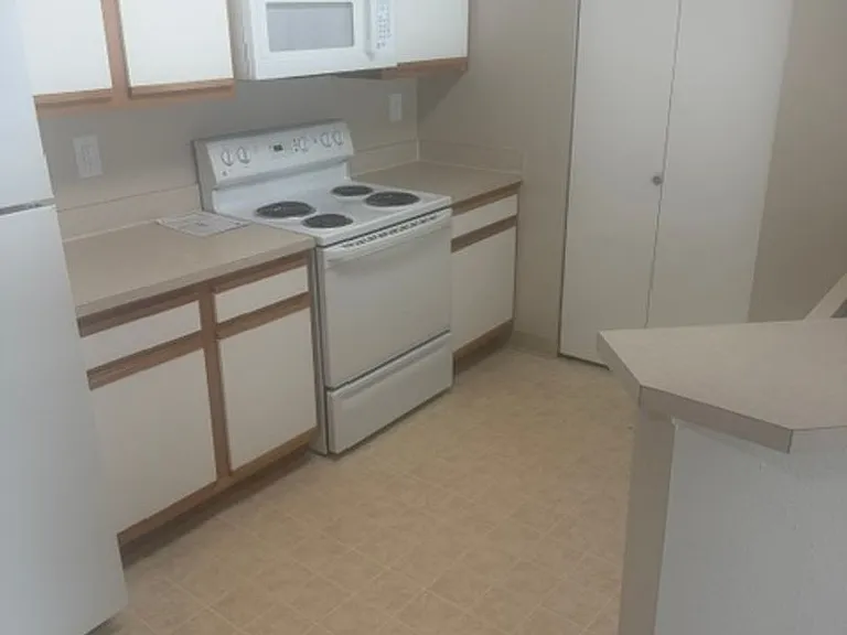 Constitution Square Apartments — Photo 28