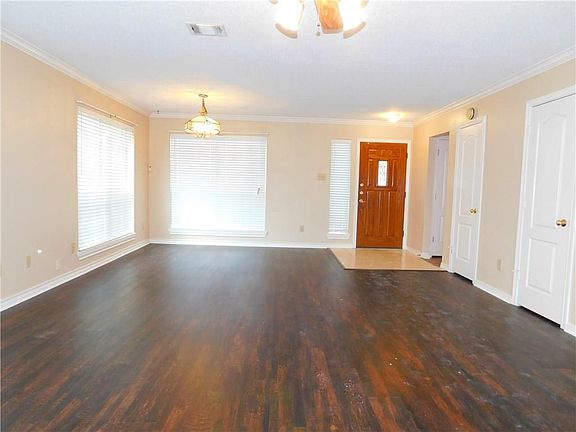 3rd image of 2204 Silverthorn Ln