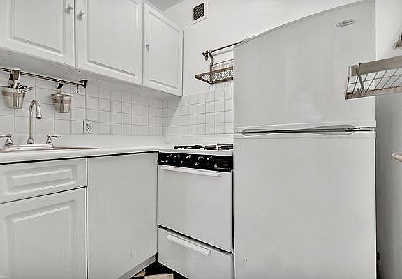 5th image of 8 E 30th St APT 4A