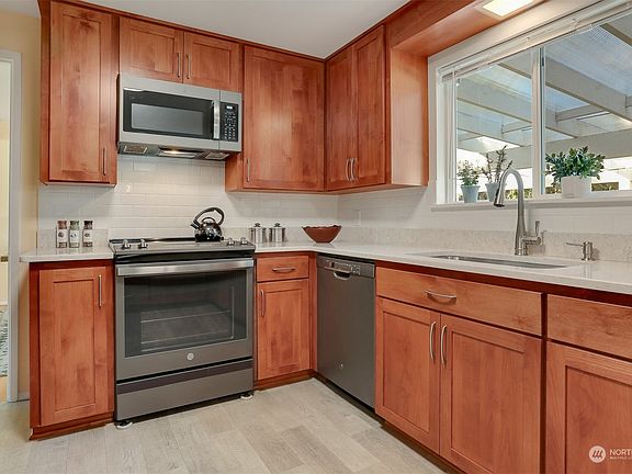 3rd image of 15057 Wallingford Avenue N