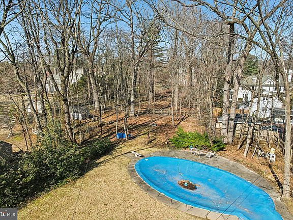 5th image of 605 Arbutus St