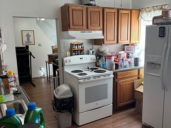 4th image of 216 N Logan St