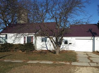 516 W Main St, Dakota, IL 61018