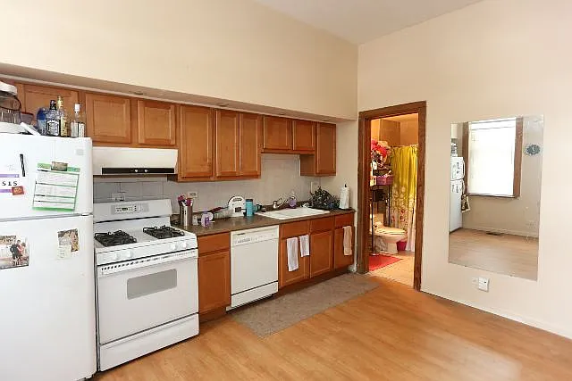 Impressive 3 Bed, 1 Bath at Roscoe + Hoyne (Roscoe Village) — Photo 3