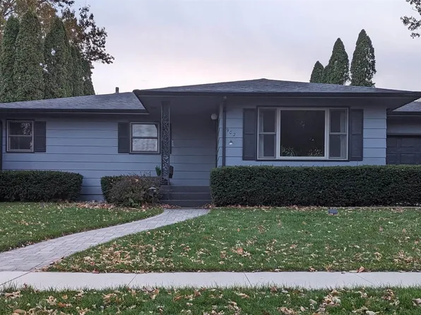 902 10th St, Charles City, IA 50616