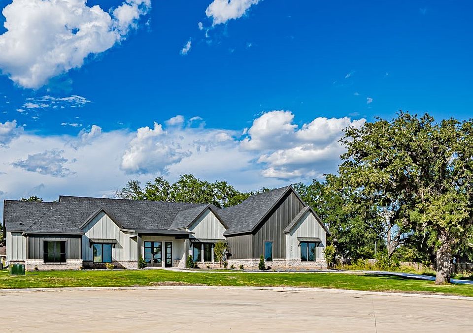 1st image of 554 Helena Dr