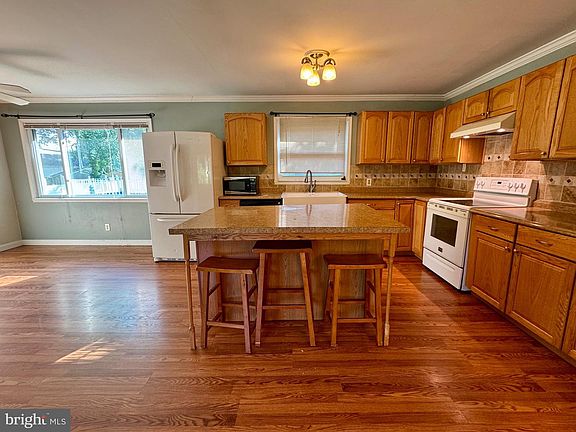 3rd image of 103 Lakeview Blvd