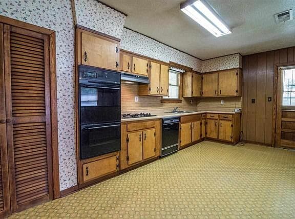 2nd image of 10820 Sherwood Dr