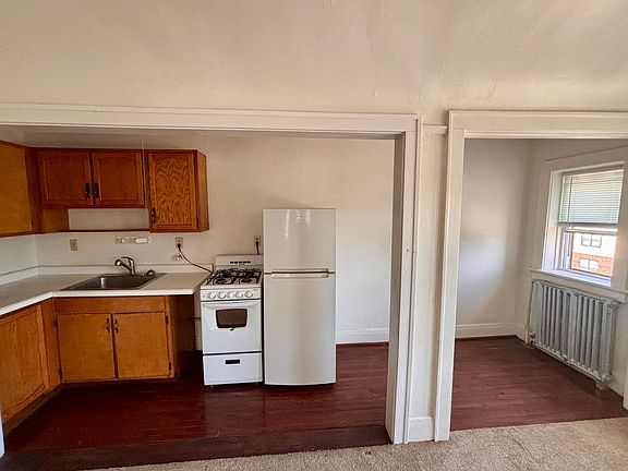 3rd image of 1345 N Astor St APT 14