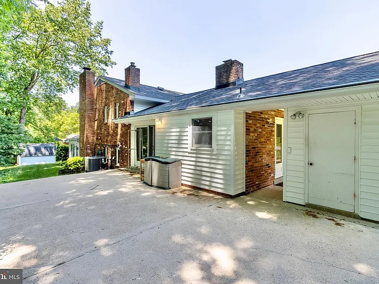 7613 Hamlet St — Photo 16