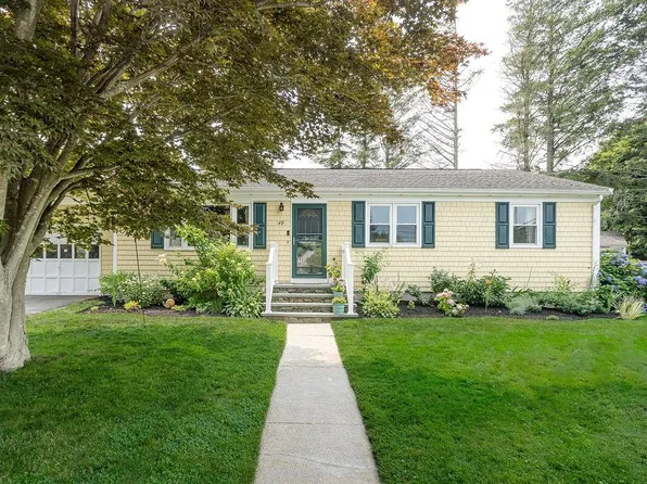 49 Evergreen Dr, Portsmouth, RI 02871