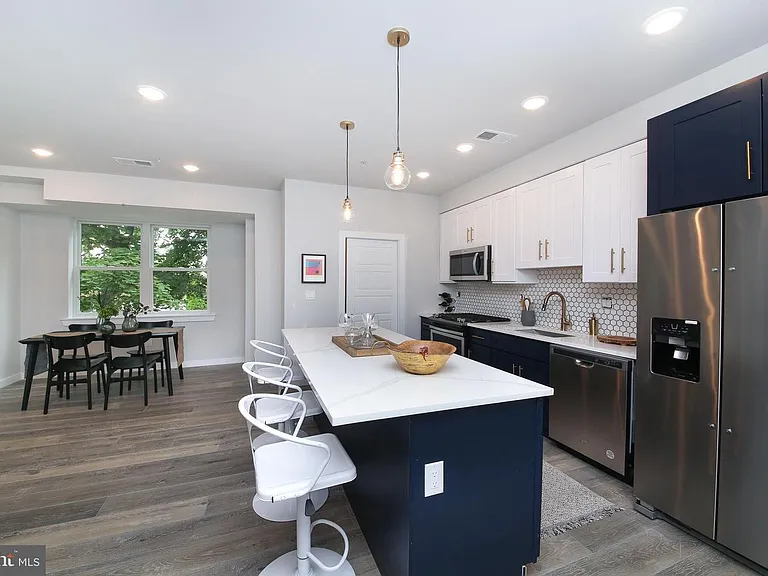 18 W Phil Ellena St #B2 — Photo 1