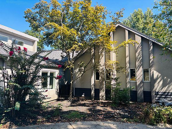 4th image of 636 Oaks Country Club Rd