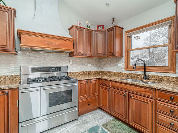 5th image of 9032 Forest Ln E