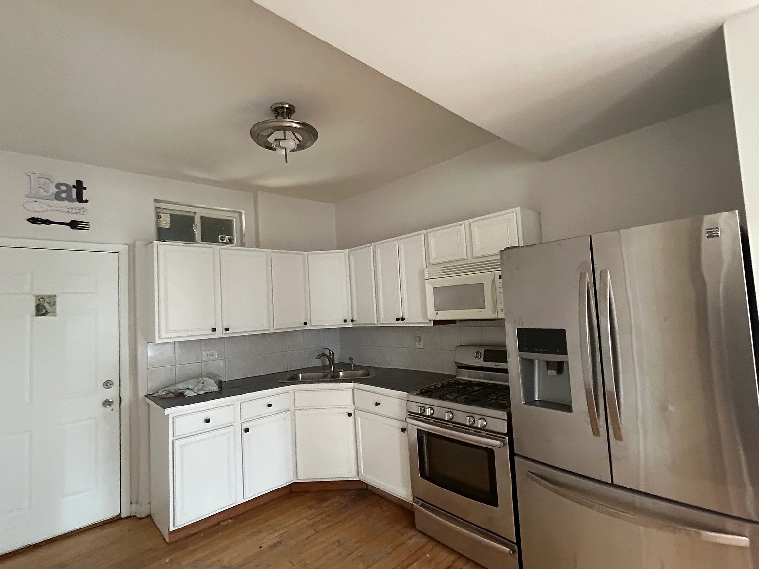3 bed, 900 sqft, $2,100 — Photo 3