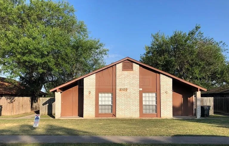 2103 Robert E Lee Dr — Photo 1