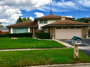 10325 S Michael Dr, Palos Hills, IL