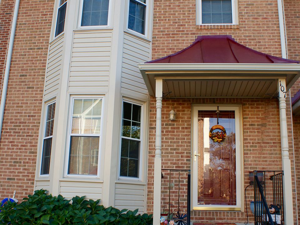 1st image of 107 Barrie Pl