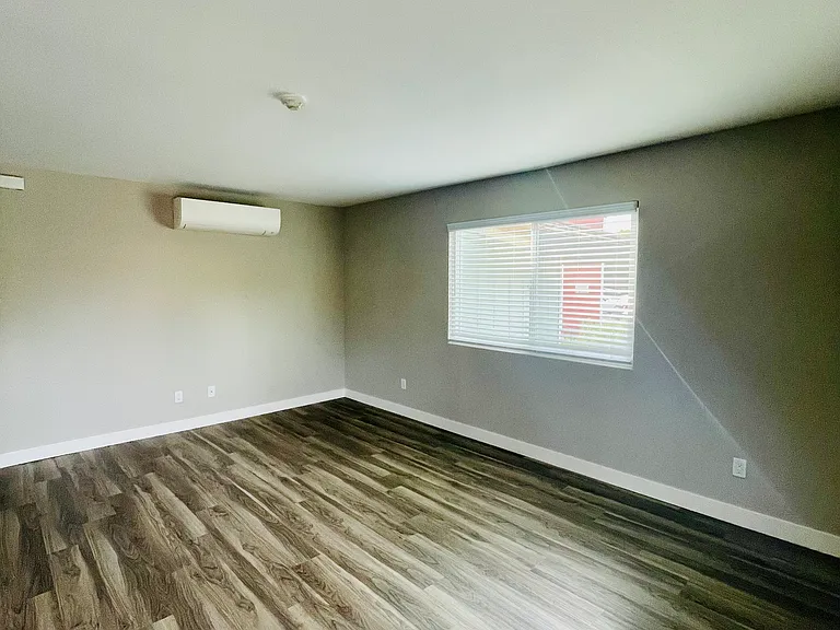 2x1- 850 SqFt - Living room