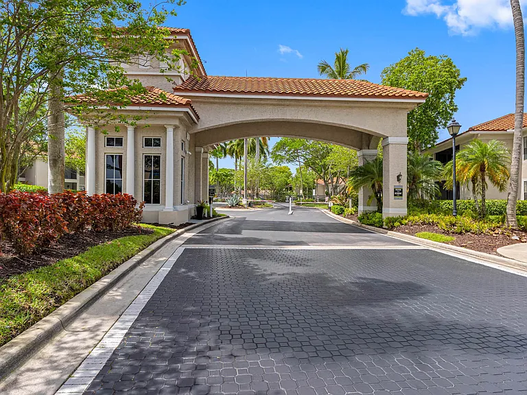 Mizner Court — Photo 30
