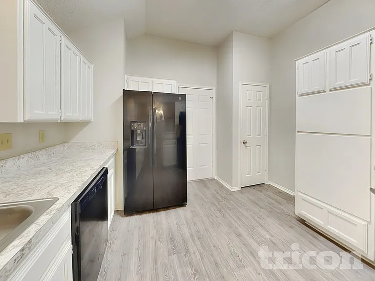 2851 Linden Ln — Photo 6