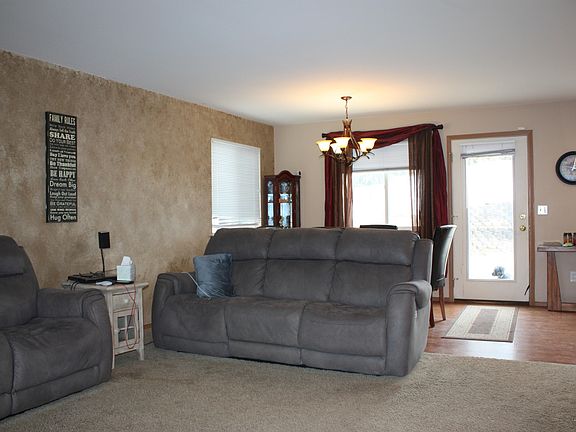 3rd image of 935 N Gale Ave