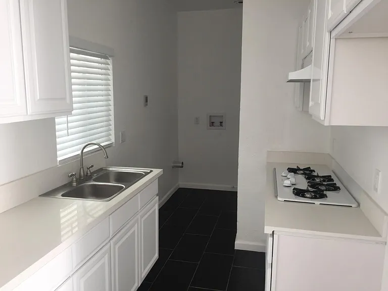 2415 S Ridgeley Dr — Photo 6