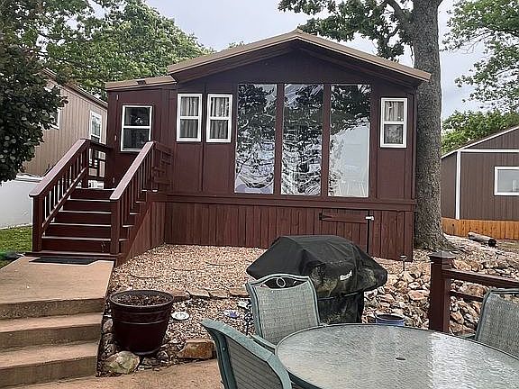 Mobile view from lower deck