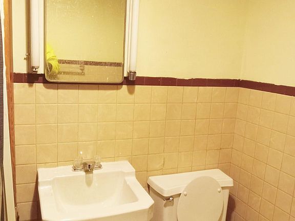 2nd image of 411 W Washington St #2