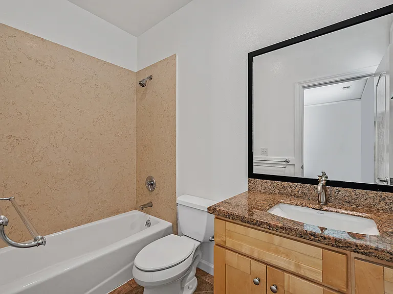 1083 Hyde St — Photo 22