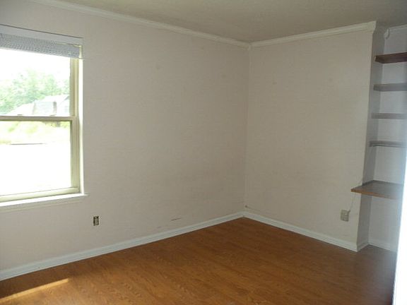 4th image of 109 Dresden Dr