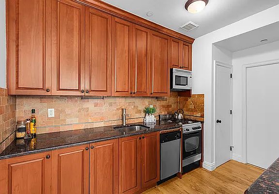 5th image of 218 Eckford St APT 1B