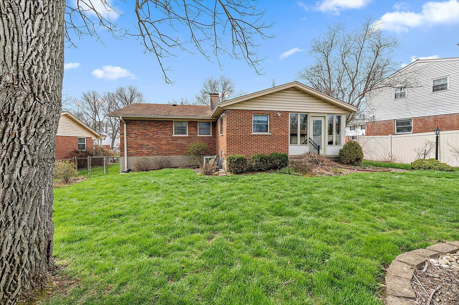 3 bed, 1.5 bath, 1227 sqft, $2,500 — Photo 2