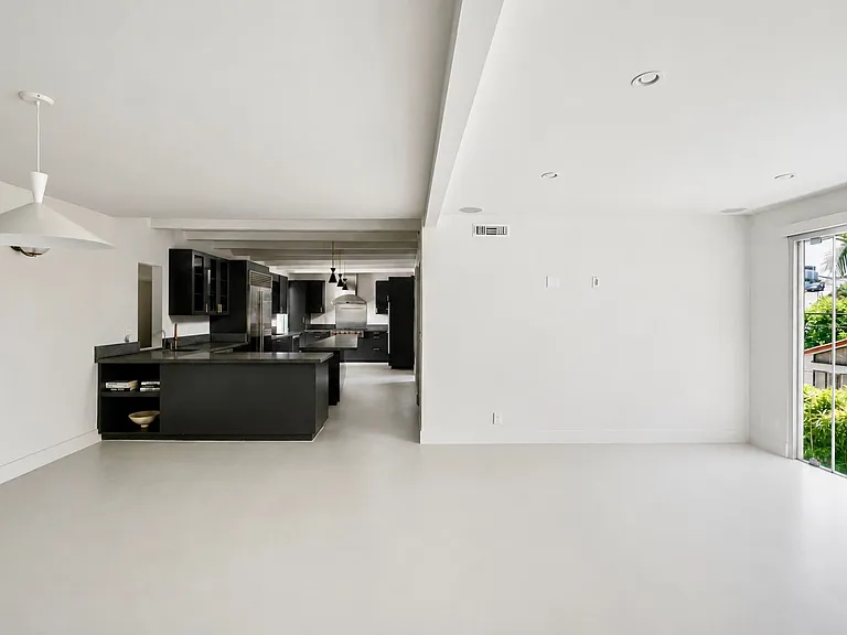 1716 N Queens Ct — Photo 6