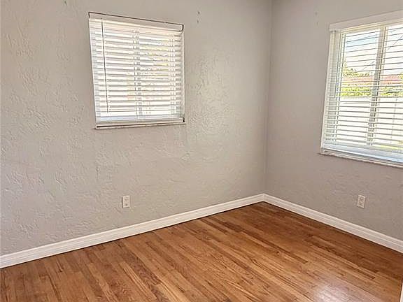3rd image of 4320 YARDLEY AVENUE N
