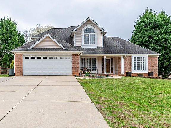 2nd image of 1446 Sweetbriar Ln