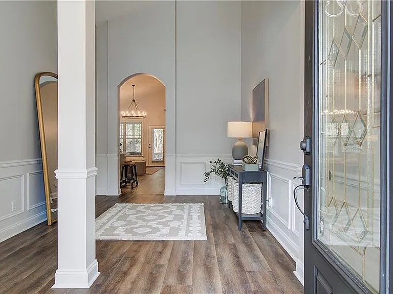 3822 Carriage House Dr — Photo 2